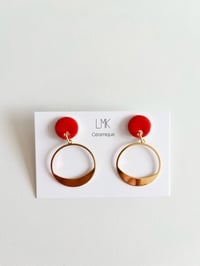 Paire de boucles d’oreilles céramique et plaqué or ronde demica rouge