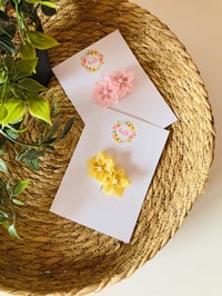 Image 1 of Lace floral clip