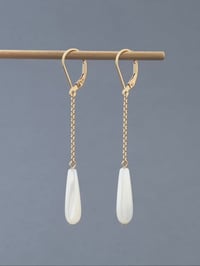 Image 4 of Boucles d'oreilles pendantes goutte nacre blanche chaîne gold filled 