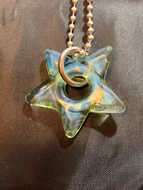 Image of green overlay star 