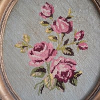 Image 4 of Broderie De Roses Sous Cadre