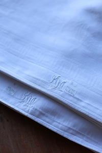 Image 8 of 2 Tischdecken mit Monogram KM, 125x148, mit Meandern und Blumen