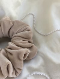 Image 4 of SCRUNCHIE STANDARD BEIGE/BEŻ