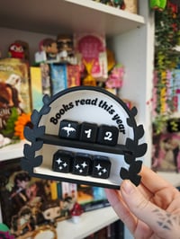 Image 2 of Contador de libros dados blanco y negro 