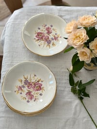 Image 2 of Assiettes creuses fleuries - Gien