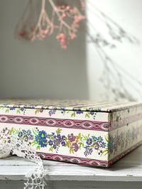 Image 8 of Boîte à couture fleurie