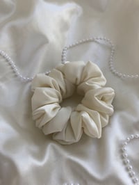 Image 4 of SCRUNCHIE STANDARD CREAM/KREM