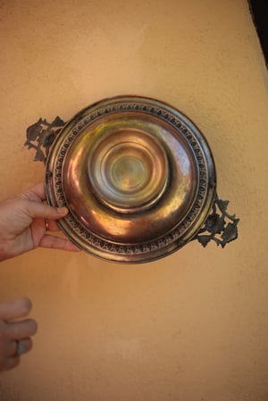 Image of Dekorative Schale, mit Fuss und Griffen, Metall