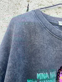 Image 5 of Camiseta bordada a man. MATRIOSKA gris. En STOCK