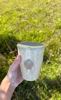 Image 2 of 12oz. Cream sea shell to go mug 