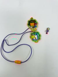 Image 2 of Polly Pocket vintage médaillon fleur orange complet