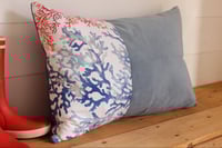 Image 2 of Coussin velours et coraux