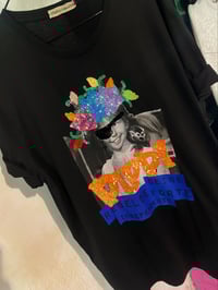 Image 2 of Camiseta bordada a man. Pippi negra. Corte oversize.