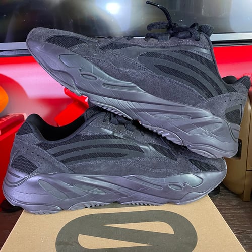 Image of Vanta Adidas Yeezy Boost 700 V2