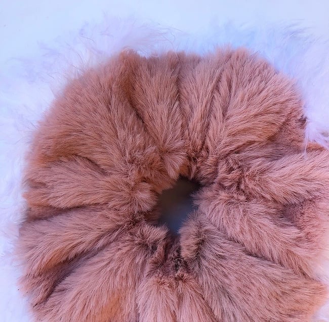 Dusky pink fur scrunchie with feather trim