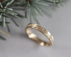 Image of 18ct gold 3mm flat court 'fir engraved' ring