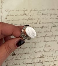 Image 3 of Magnifique bague en argent massif et nacre, taille 58, vintage.
