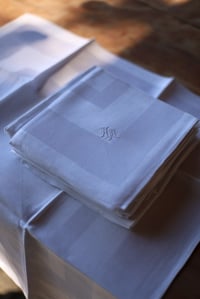Image 2 of 12 schlichte, schöne Servietten, 55x60, Monogramm H M 