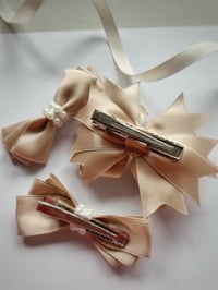 Image 2 of Pearl Hairbow Set 