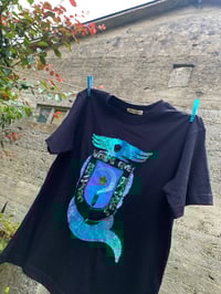 Image 8 of Camiseta bordada a man. DENANTES MORTAS QUE ESCRAVAS negra. Talla S/M OVERSIZE