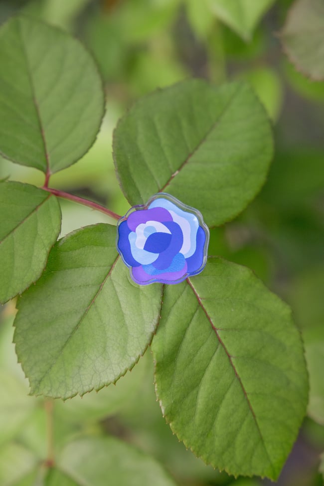 Pin’s rose bleu