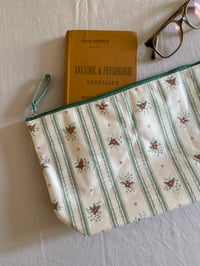 Image 3 of Trousse de toilette fleurie