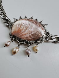 Image 3 of Pink Médusa – Collier soudé à l’étain en coquillage et perles