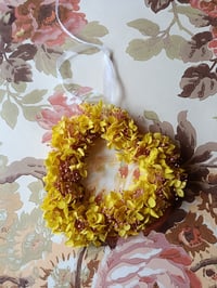 Image 4 of Couronne hortensia jaune et gypsophile rose 