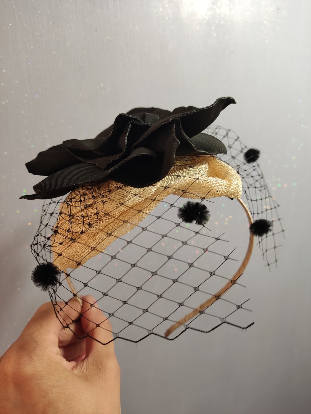 Image of Fascinator con veletta panna e nero