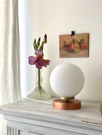 Image 1 of Lampe laiton cuivré et globe blanc mat 