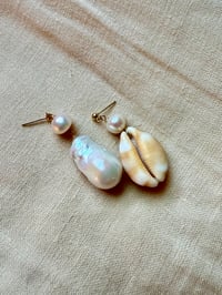 Image 1 of Checkered cowry and baroque stud earrings 