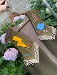 Image 7 of Chaleco feito e bordado a man. CHOVE PRA QUE EU SOÑE. Talla única!