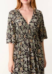 Image 3 of LEAF PRINT V-NECK STRETCH V DRESS GREEN