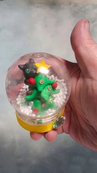 Cat in tree snowglobe 
