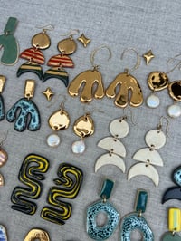 Image 9 of LA LUNE DROP EARRINGS - CREMA