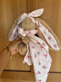 Image 2 of DOUDOU ET SON LANGE FLEURI GIRLY MINI