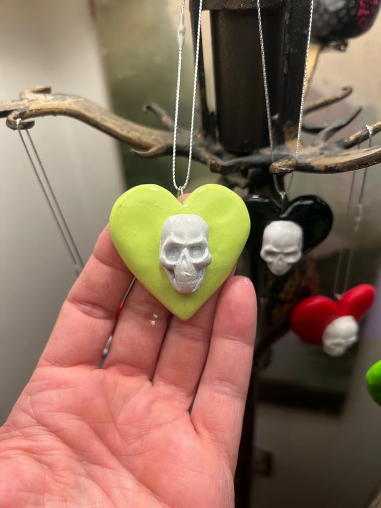 Image of Glowstick Yellow Green Skull Heart