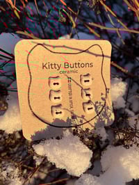 Image 2 of Ceramic Buttons Kitty-Shaped | 6 pcs | Beige Speckled and Black