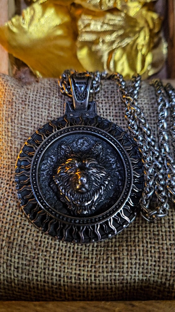 👑The Armored Kingdom Howl of the North Wolf Necklace