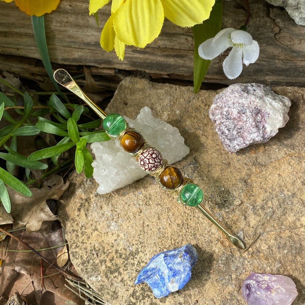 Image of golden flower dab tool