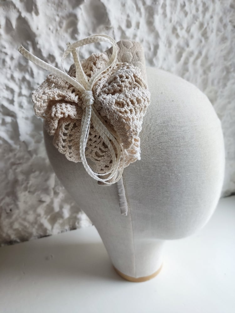 Image of Cerchietto uncinetto e fiocco avorio 