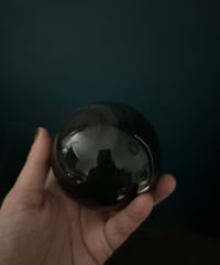 Image 8 of Sublime boule d’obsidienne œil céleste naturelle et support en laiton et cuivre, XIXème siecle