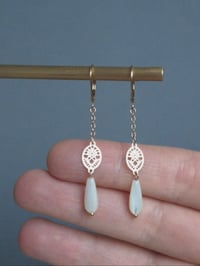 Image 2 of Boucles d'oreilles longues goutte nacre 