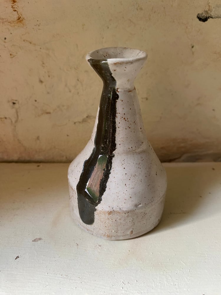 Squat tin glazed bottle with beauty mark