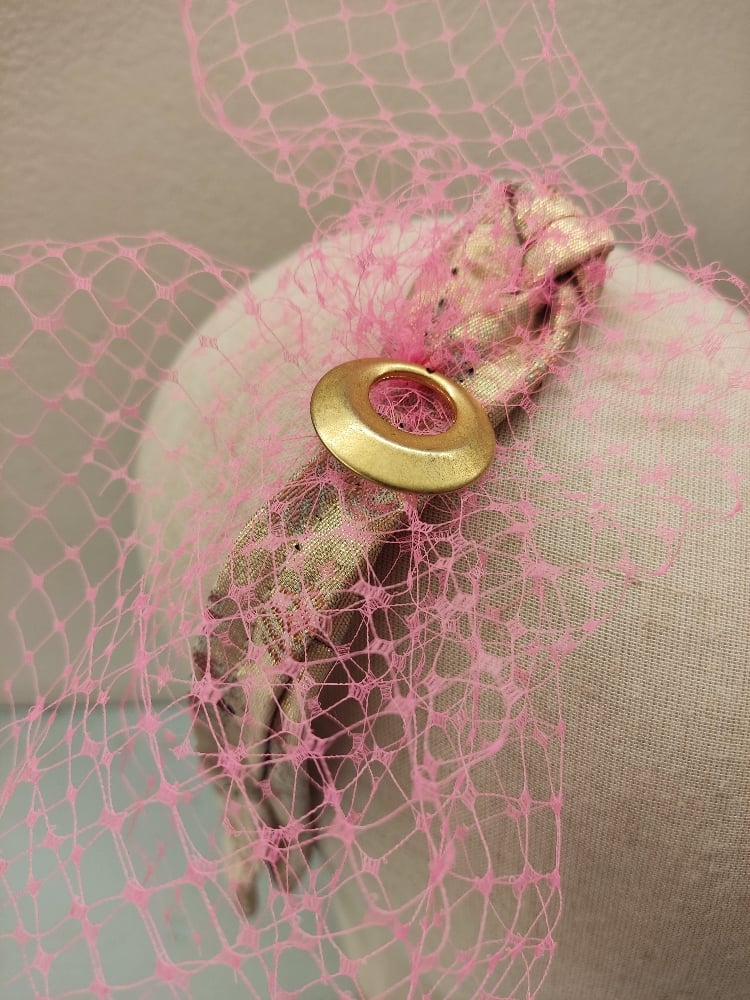 Image of Fermaglio con veletta rosa e code
