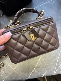 Image 6 of Handle vanity case 