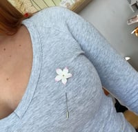 Image 3 of Alfiler jazmín + tarjeta 