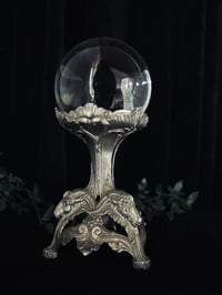 Image 3 of Magnifique boule de cristal de 13cm de diamètre et son support en régule argenté, début 1900