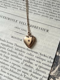 Image 1 of Beau porte-photo plaqué or en forme de cœur, époque Art Déco (1910)