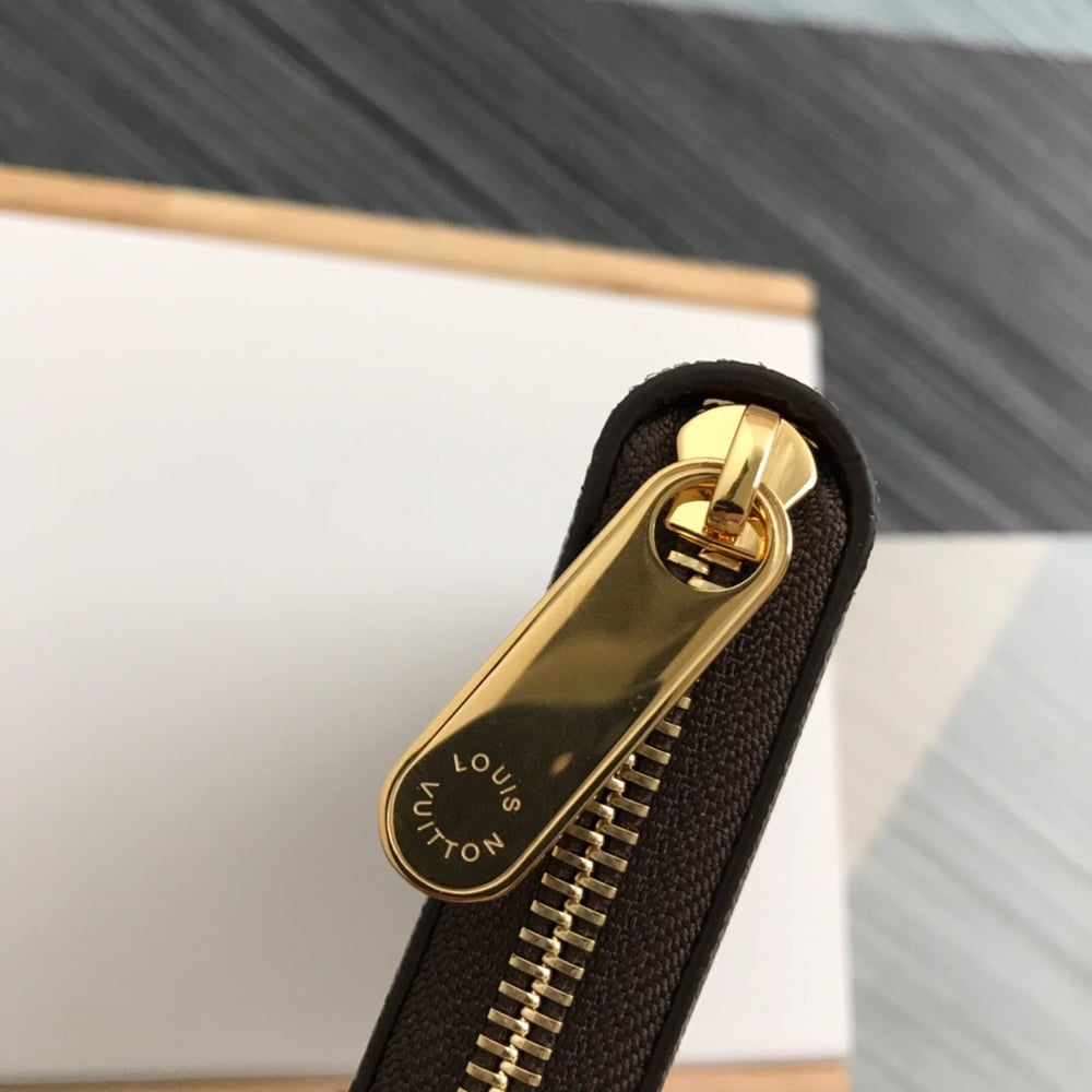 LV Zipper wallet 